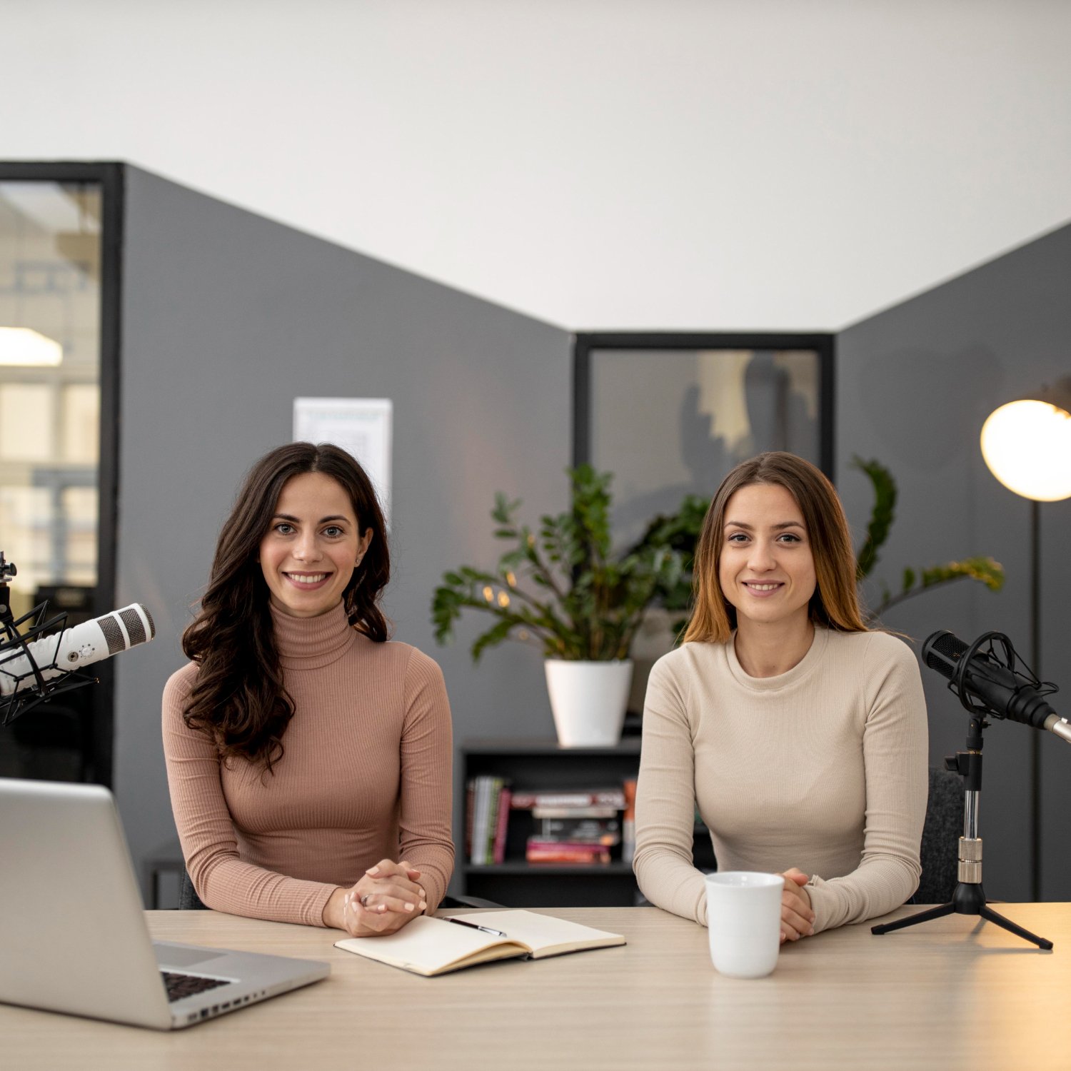 Comunicadores en una mesa de trabajo colaborando